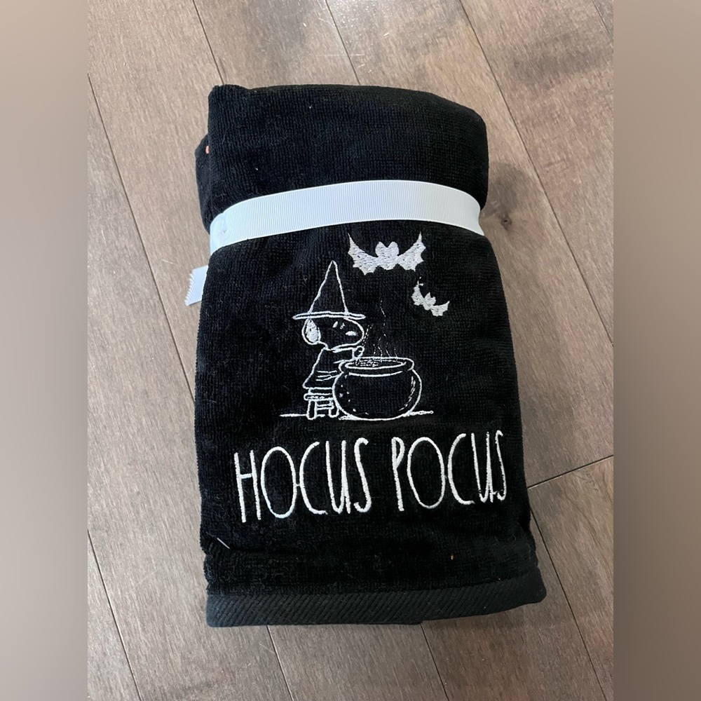 Rae Dunn Set of 2 Luxe Hand Towels Halloween "HOCUS POCUS" Snoopy Black NWT
